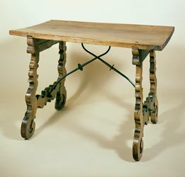Folding table